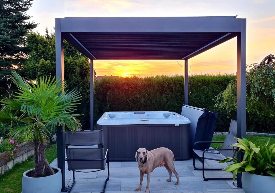 pergola zadaszona nad jacuzzi