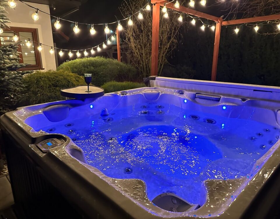 podgrzewane jacuzzi ogrodowe z imponującym oświetleniem led