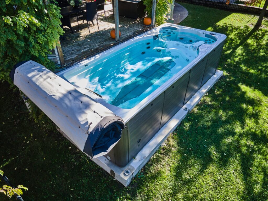 podłoże pod basen z przeciwprądem o odpowiedniej nośności to najważniejszy aspekt przygotowania miejsca pod basen. Wtedy mamy pewność, że w żadnym miejscu basen nie zapada się pod wpływem ciężaru samego urządzenia i wody w nim znajdującej się.