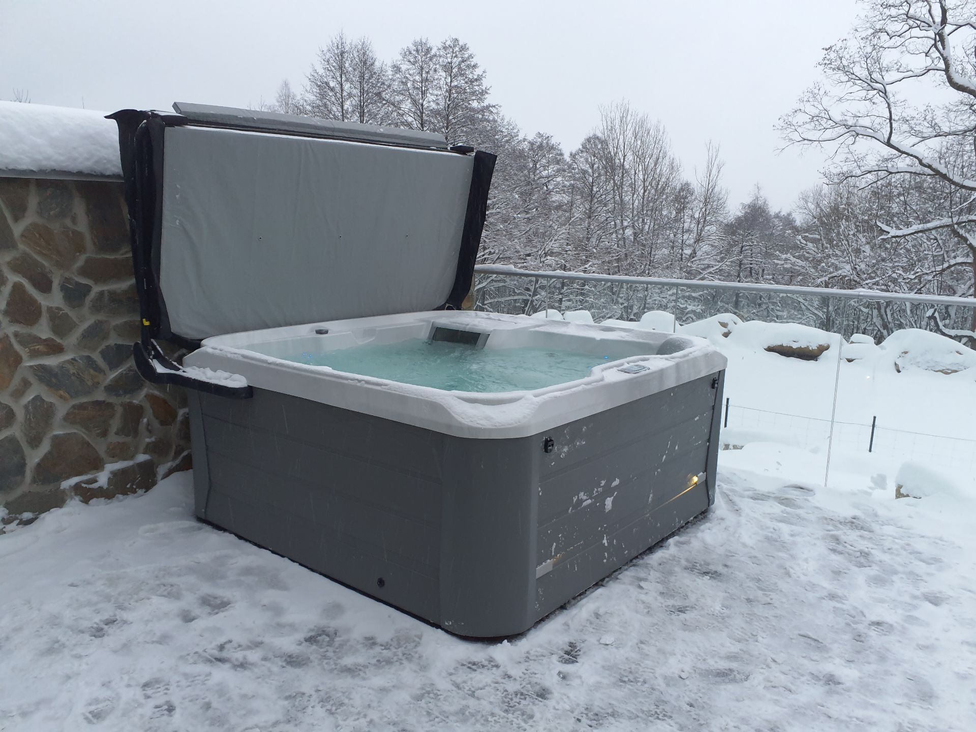 jacuzzi zimą - dobrze kiedy jest osłonięte od wiatru