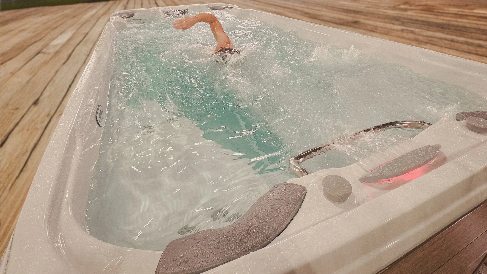 swim spa czyli basen z przeciwprądem to połączenie jacuzzi i basenu