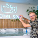 Ekspert Total Spa, Samuel Domański, pokazujący, jak sprawdzić pH wody w jacuzzi