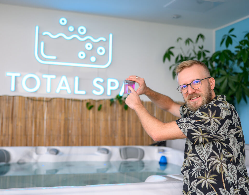 Ekspert Total Spa, Samuel Domański, pokazujący, jak sprawdzić pH wody w jacuzzi