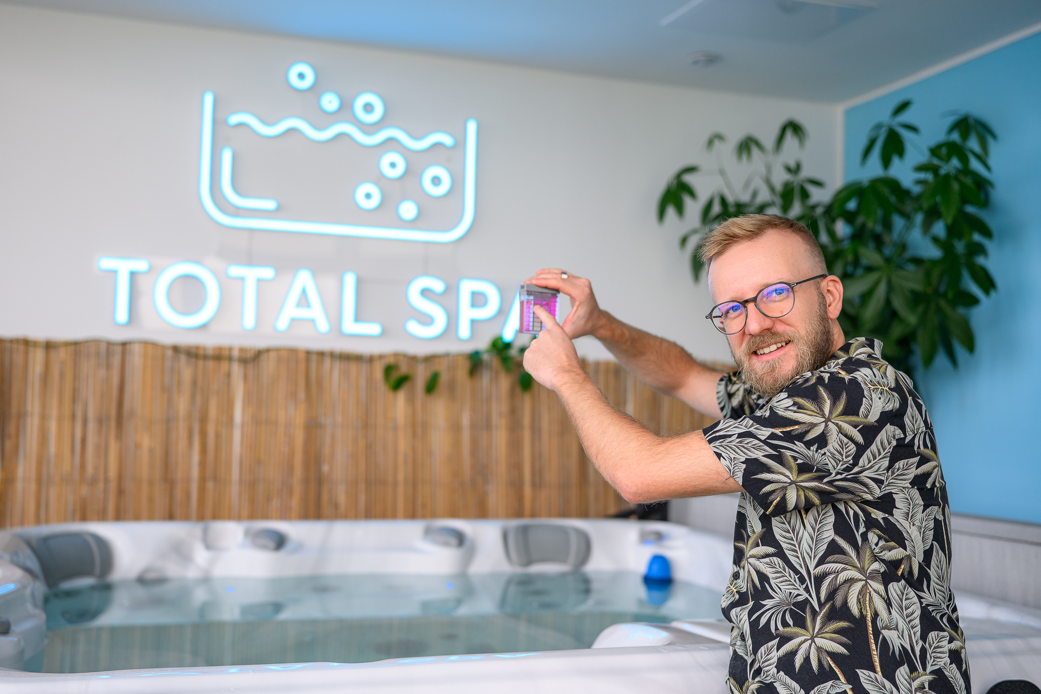 Ekspert Total Spa, Samuel Domański, pokazujący, jak sprawdzić pH wody w jacuzzi