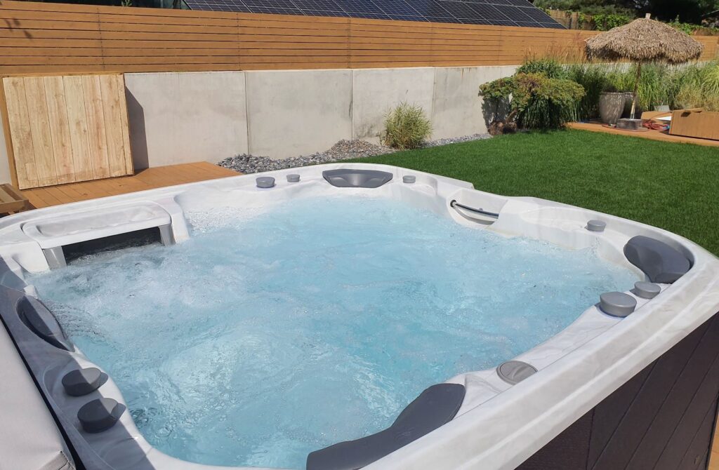 jacuzzi całoroczne w ogrodzie