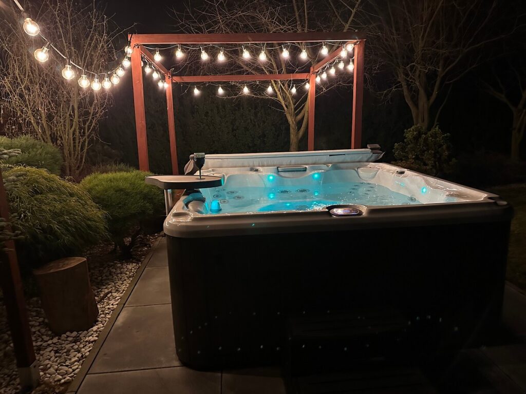 jacuzzi ogrodowe nocą z pięknym oświetleniem w okolicach Zgorzelca