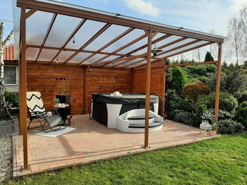 jacuzzi ogrodowe pod pergolą drewnianą w Sycowie w województwie dolnośląskim