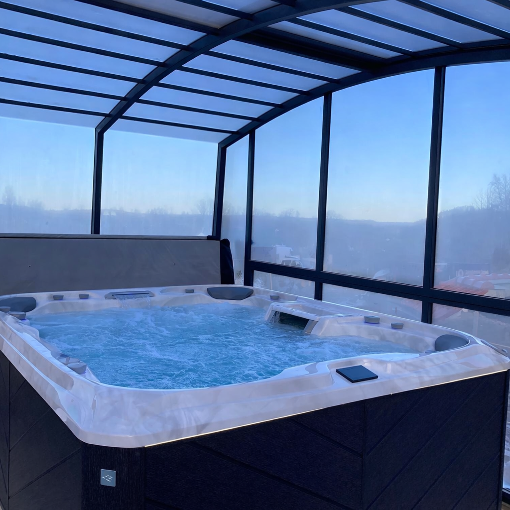jacuzzi pod przeszklonym zadaszeniem tarasu w ogrodzie całoroczna strefa spa