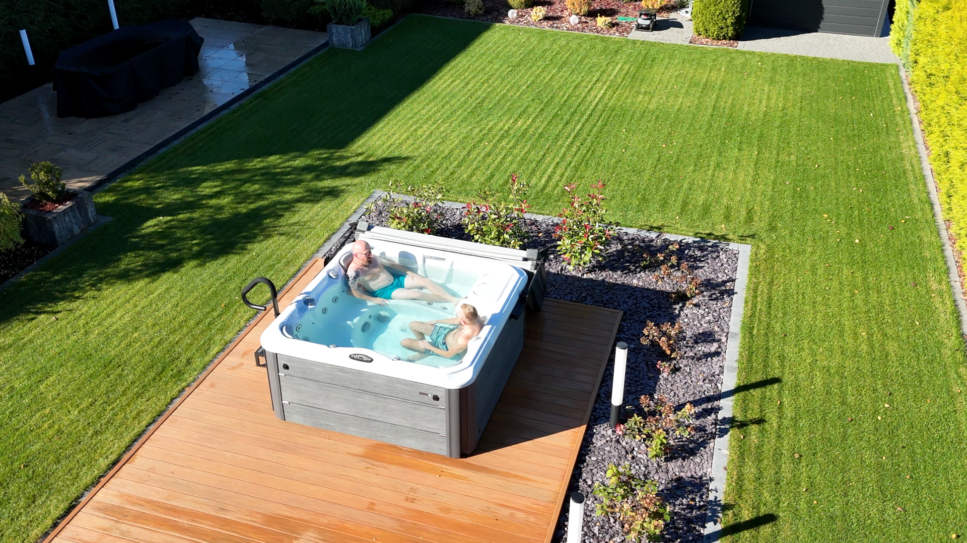 Jacuzzi w ogrodzie – inspiracje i aranżacje strefy spa przy domu