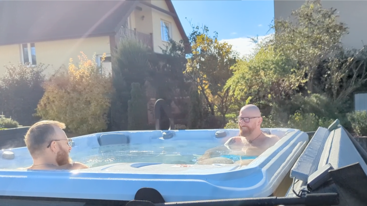 Wspólny relaks w jacuzzi ogrodowym będącym centralnym punktem strefy wypoczynku