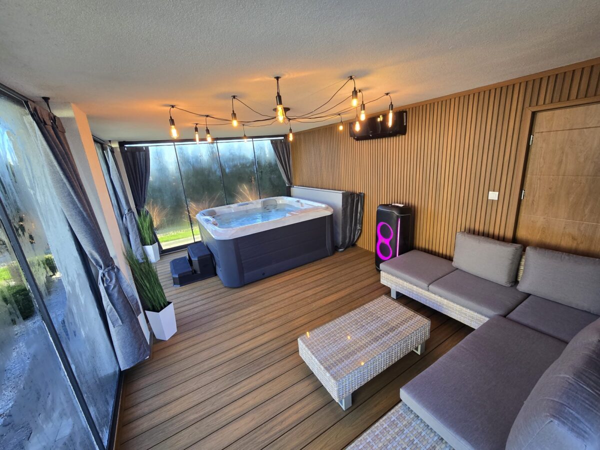 Jacuzzi w ogrodzie zimowym połączonym z domem umożliwiające korzystanie niezależnie od pogody