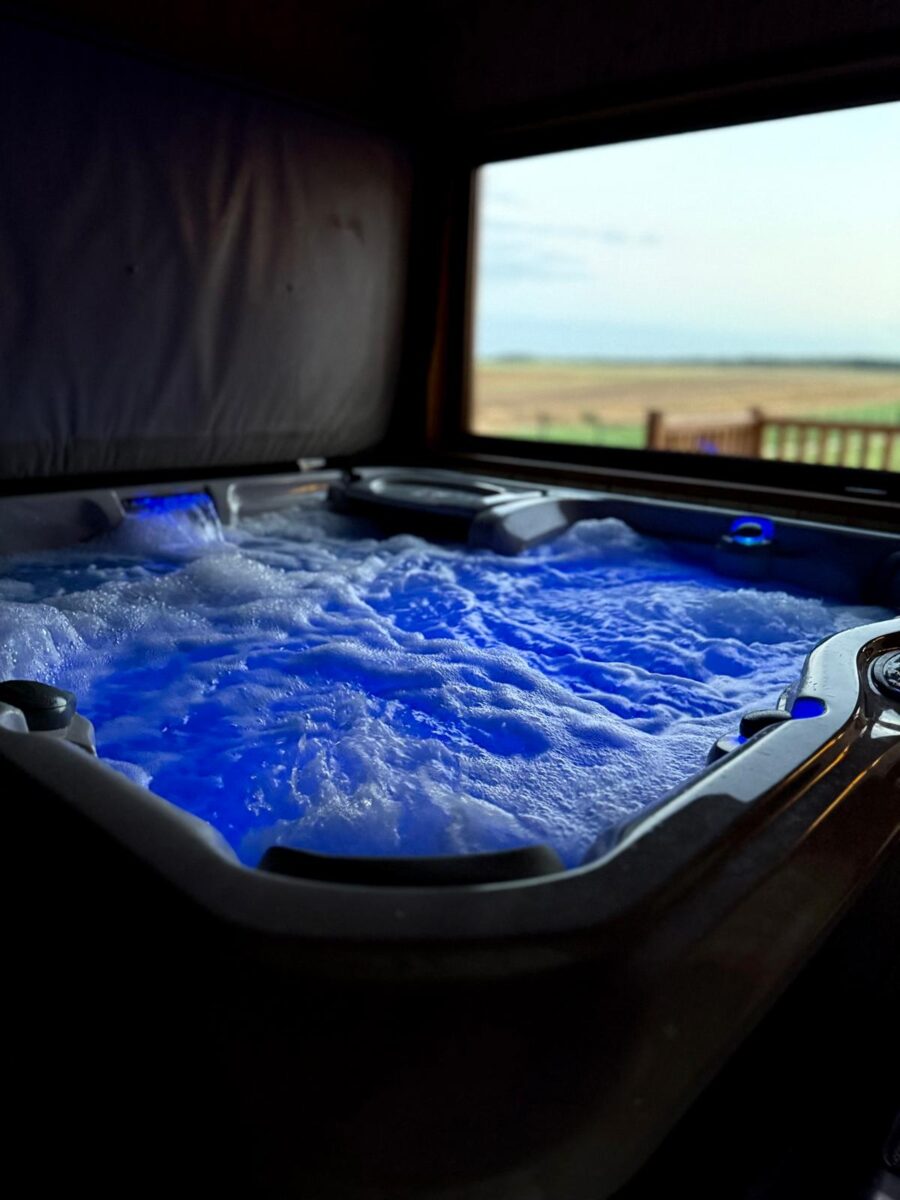 Nowoczesne jacuzzi w zabudowie w domku SPA z drewnianym wykończeniem wnętrza